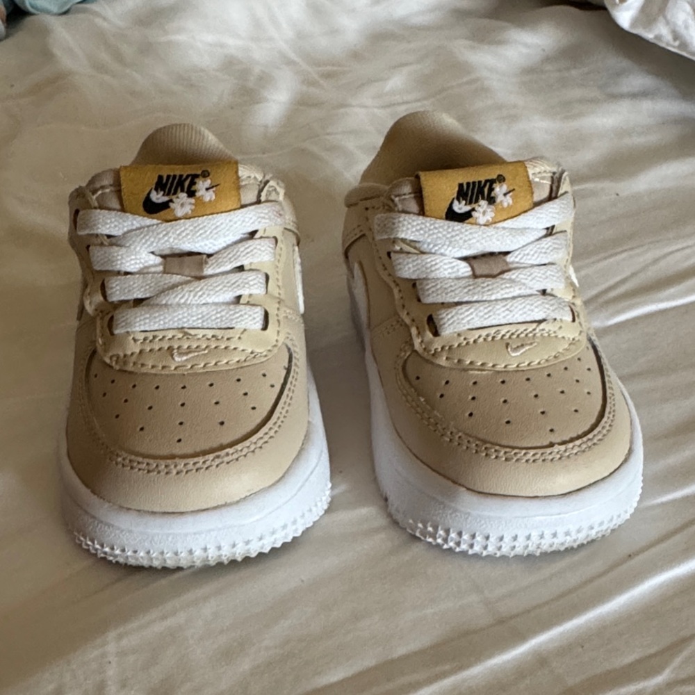 Nike baby 4C Force1 easyOn- powered by flowers